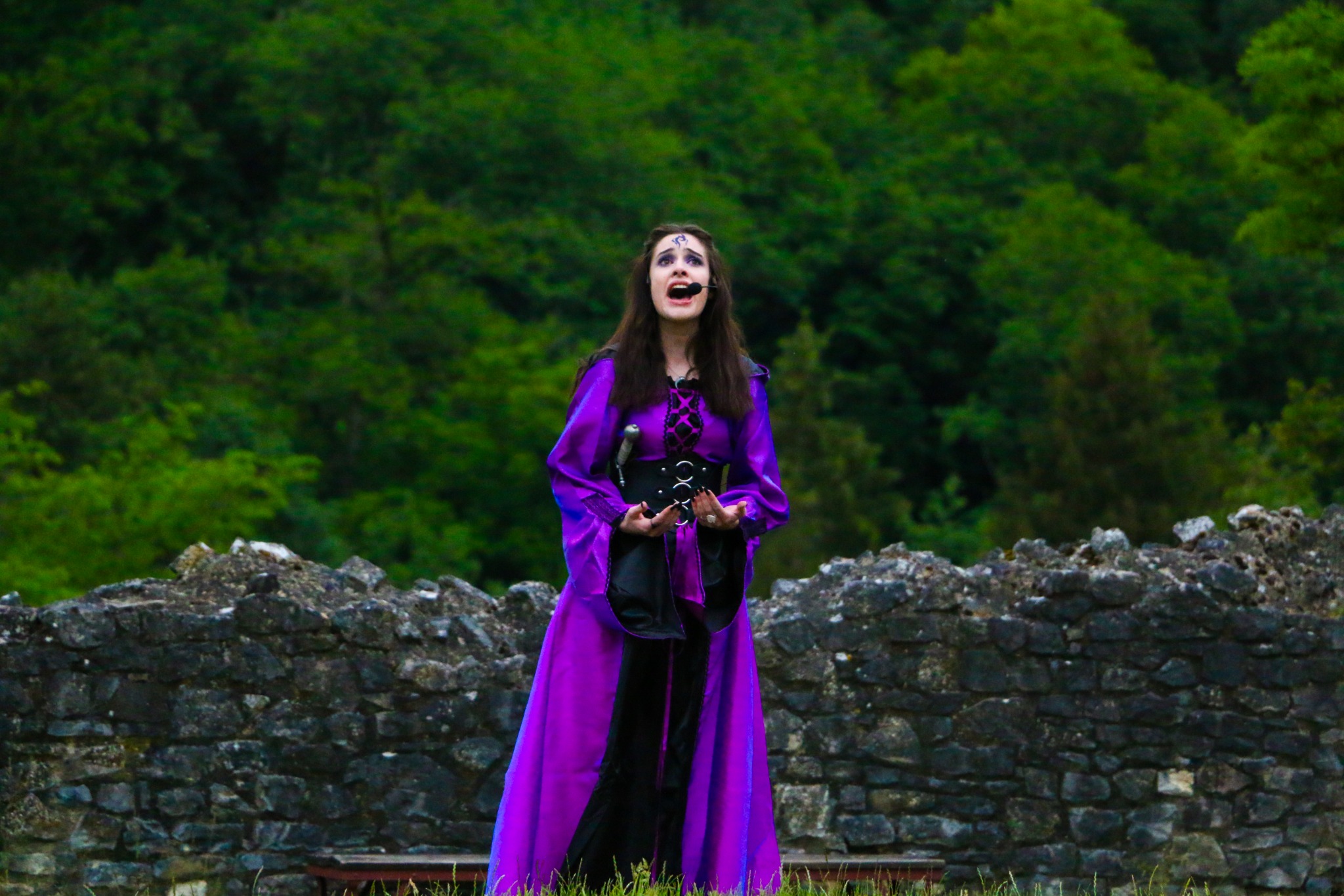 Morgane standing among the ruins of Avalon